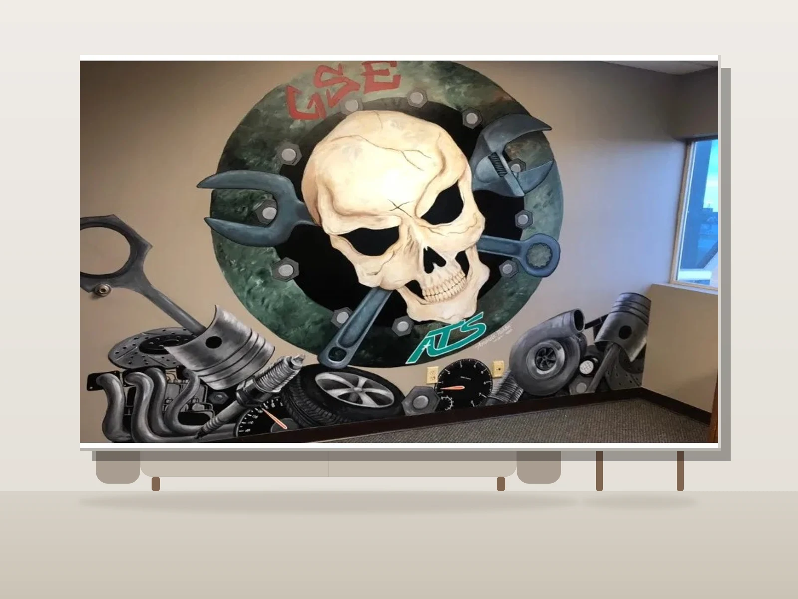 Crâne et mécanique par Acorvo Studios présentée à l'échelle dans une pièce