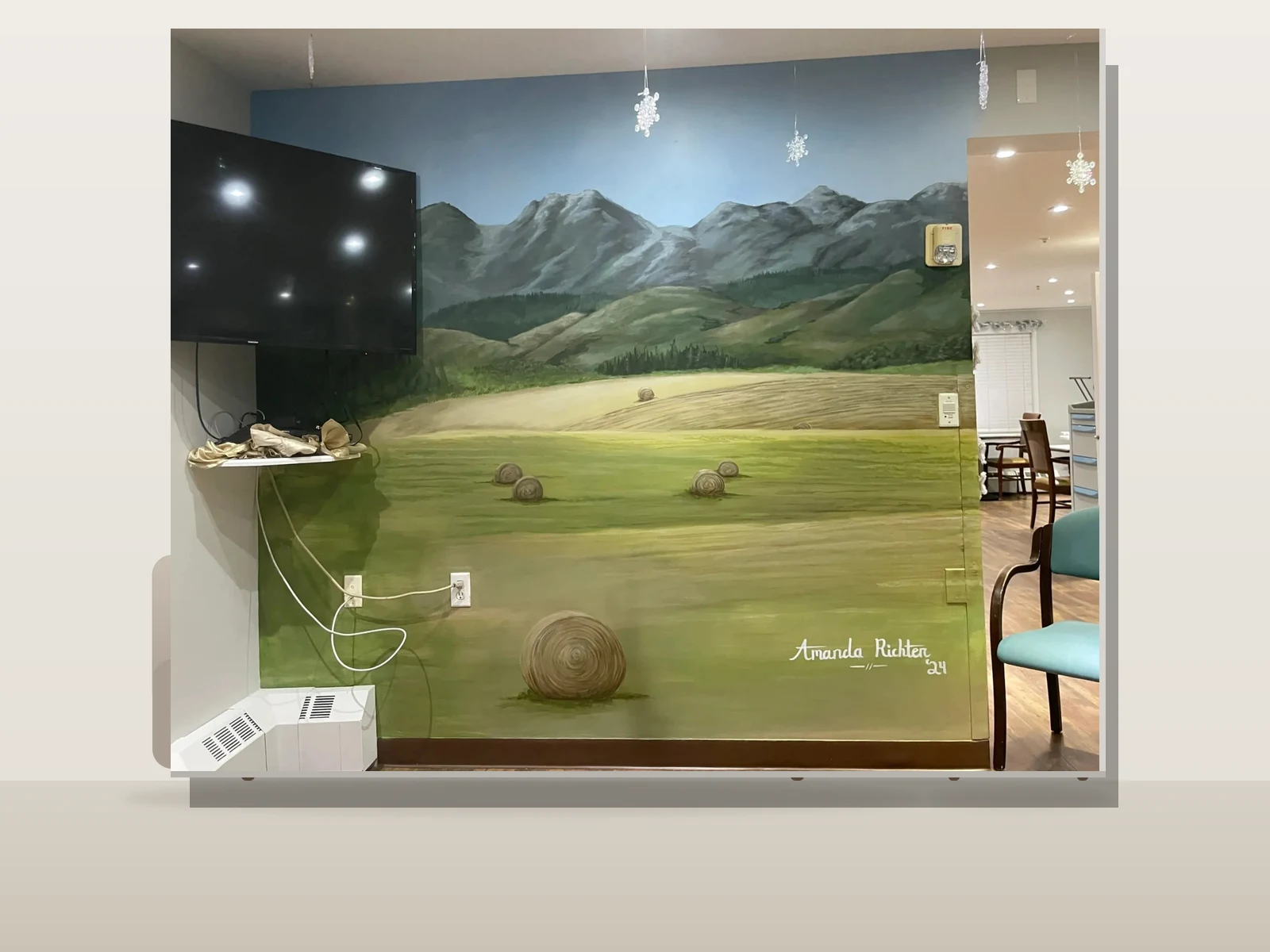 Paysage champêtre avec bottes de foin par Acorvo Studios présentée à l'échelle dans une pièce